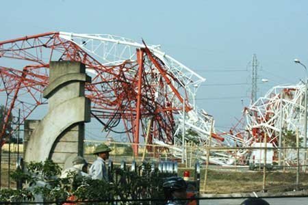 Cận cảnh đứt gãy của tháp truyền hình bị sập