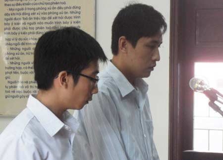 Cán bộ ngân hàng mở ATM lấy tiền đánh bạc