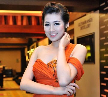 Á hậu Tú Anh lên ngôi nữ hoàng tiệc đêm?