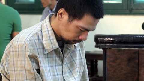 Héo hon mẹ già có con tâm thần hại chết cha