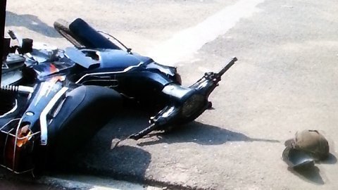 Xế hộp đâm văng xe máy, bỏ mặc nạn nhân