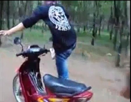 Lại xuất hiện clip lái xe máy bằng... ngón chân