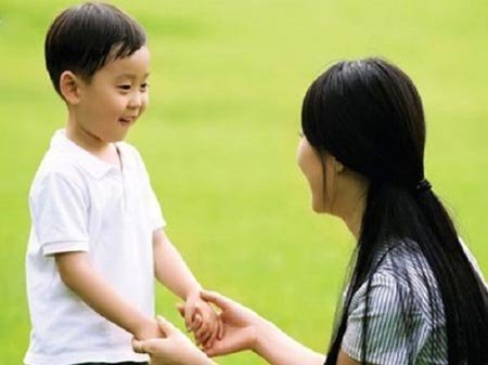 'Người bà hôi quá, bỏ cháu xuống đi'