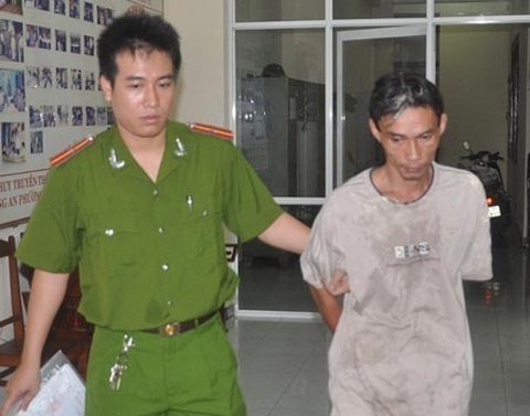 Chồng đổ xăng đốt vợ ngay trên vỉa hè