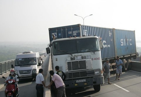 Container chắn ngang cầu, kẹt xe kéo dài 2km