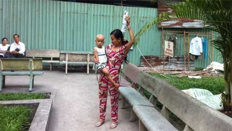 Con ung thư cha bỏ, mẹ khó giữ nổi mạng con