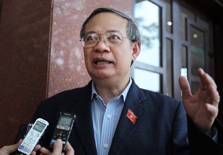 Không lo chậm luật khi chưa sửa Hiến pháp