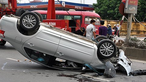 Tông dải phân cách, xế hộp lật ngửa giữa đường