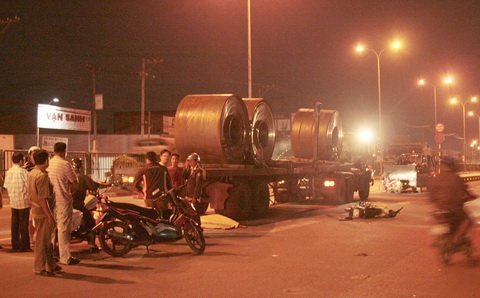 Đâm vào xe đầu kéo, người đàn ông chết thảm