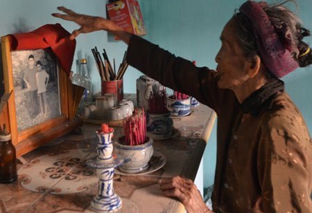 Cụ bà cô độc hơn nửa thế kỷ ngồi đợi con