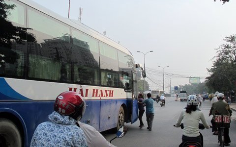 Xe khách ngang nhiên vi phạm, qua mặt CSGT