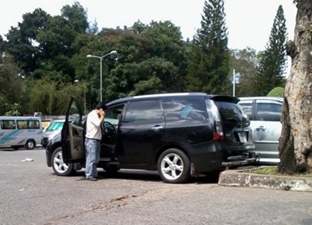 Thuê xe, mượn áo làm đại gia