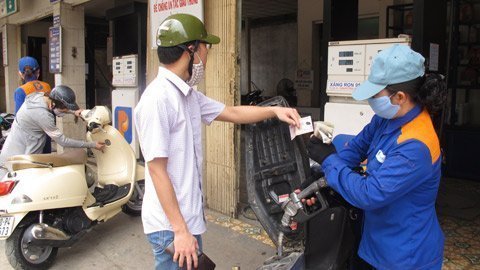 Hoa hồng xăng dầu, mập mờ nảy sinh xin cho