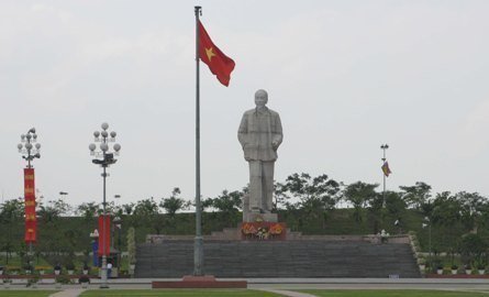 Dựng tượng đài Chủ tịch Hồ Chí Minh trước UBND TP.HCM