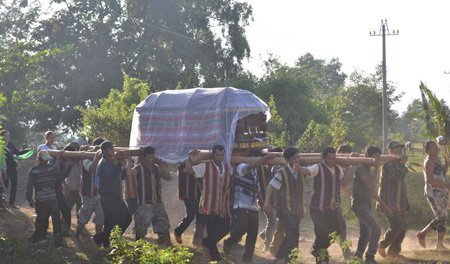 Hình ảnh khác lạ tại tang lễ 'vua săn voi' A Ma Kông