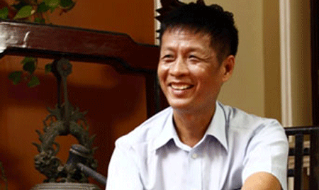 Lê Hoàng vào bar uống sữa đậu nành