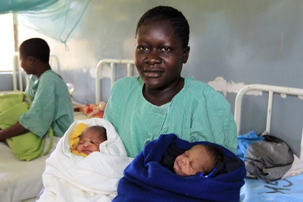 Obama và Romney trở thành anh em sinh đôi