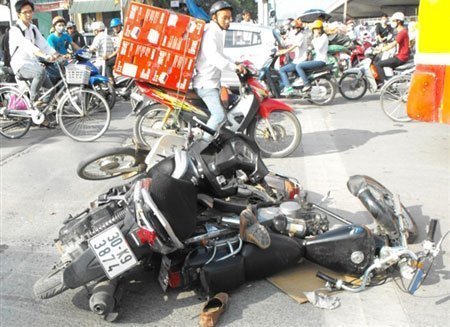 Hà Nội: Chờ đèn đỏ, 5 xe máy bị ô tô hất văng