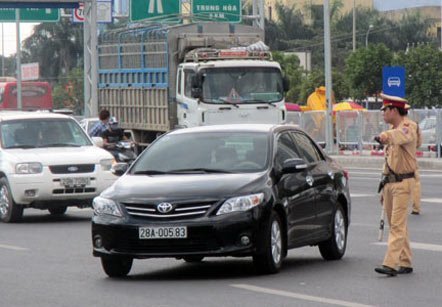 Chồng đi xe của vợ bị phạt thế nào?