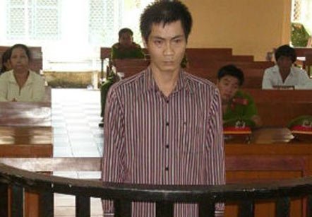 Vợ mải kiếm tiền, chồng xâm hại con nuôi