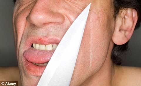 Rùng rợn...chồng tự xẻo lưỡi để xin vợ tha thứ