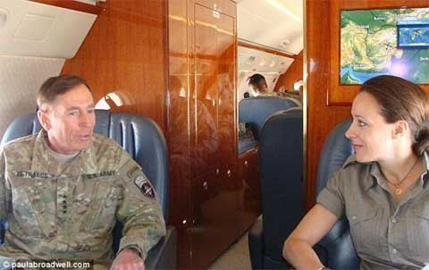 Nghi án che đậy scandal ngoại tình của giám đốc CIA