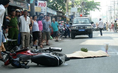 Nữ sinh viên chết thảm, nghi bị xe khách đâm