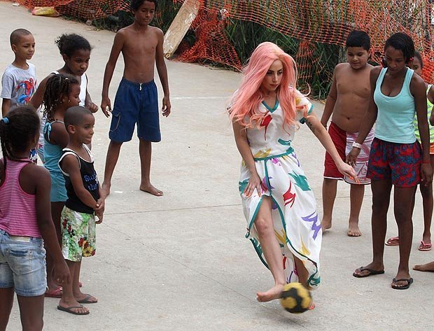 Lady Gaga đi chân đất đá bóng ở khu ổ chuột