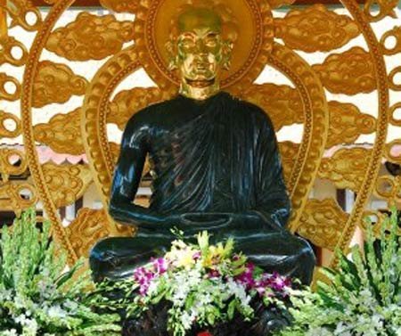 Tượng vua Trần bằng ngọc bích lớn nhất ở Việt Nam