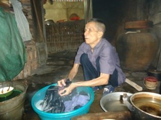 Cụ ông sống đơn thân, mù lòa, bị vợ con bỏ lại...