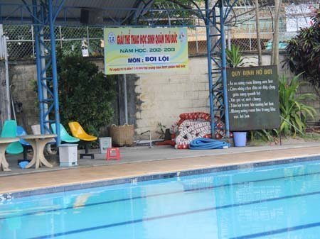 Không biết bơi vẫn được trường cho đi thi bơi!