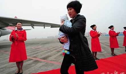 Những nữ đại biểu mang con dự đại hội đảng TQ