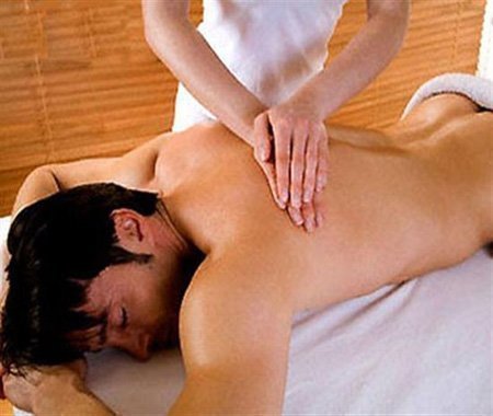 Bắt quả tang nữ nhân viên kích dục cho khách