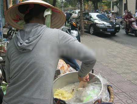 Vờ mua để hiếp dâm người bán xôi