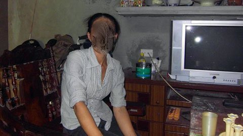 Chồng tạt a xít nhân tình, vợ lo bồi thường