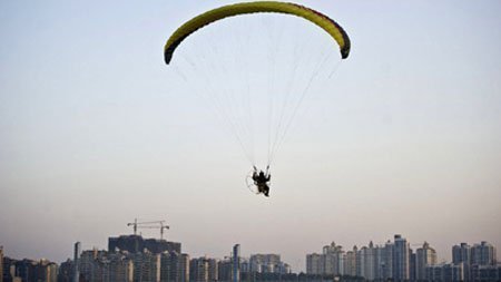 Cưỡi dù lượn đi làm để tránh tắc đường