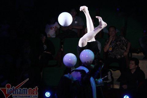 Những màn xiếc nguy hiểm và gợi cảm