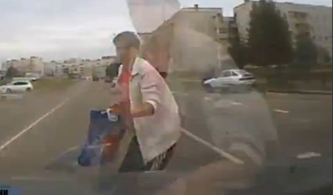 Lái xe say đâm tung người phụ nữ lên nóc