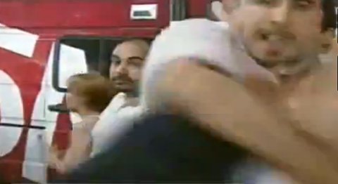 Phóng viên bị đấm ngay trước máy quay