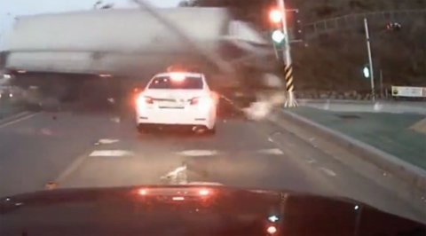 Lái xe thoát chết trong gang tấc