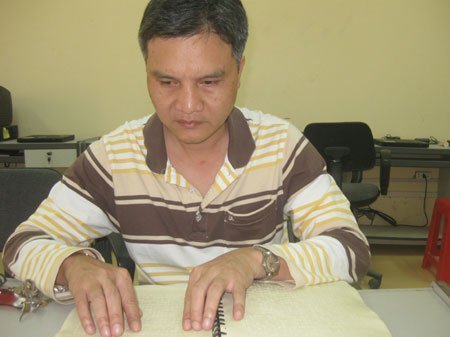 Thầy giáo khiếm thị 'giỏi hơn cả hiệu phó'