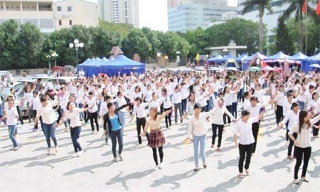 300 sinh viên nhảy flash mob mừng ngày 20/11