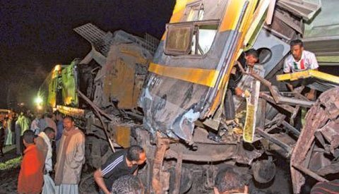 Tàu đâm xe buýt ở Ai Cập, 40 học sinh chết thảm