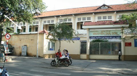 Người thầy cầm roi mà không đánh