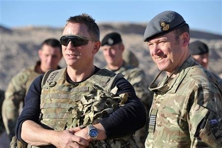 James Bond bất ngờ thăm binh sĩ Anh tại Afghanistan