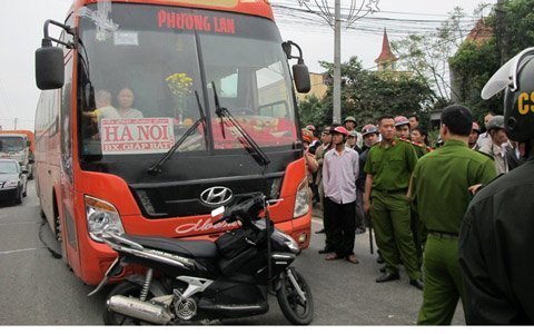 Lái xe khách tông vào CSGT, cố thủ 1 tiếng