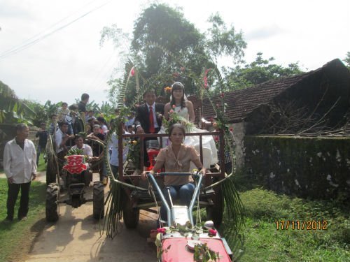 Rước dâu bằng xe hoa 