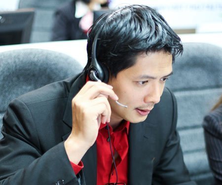 Siêu mẫu Bình Minh “chuẩn men” trên ghế điện thoại viên