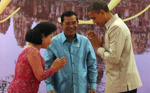 Obama diện áo lụa đầy duyên dáng