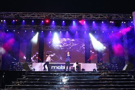 Uyên Linh khuấy động sân khấu “Hành trình những ước mơ”